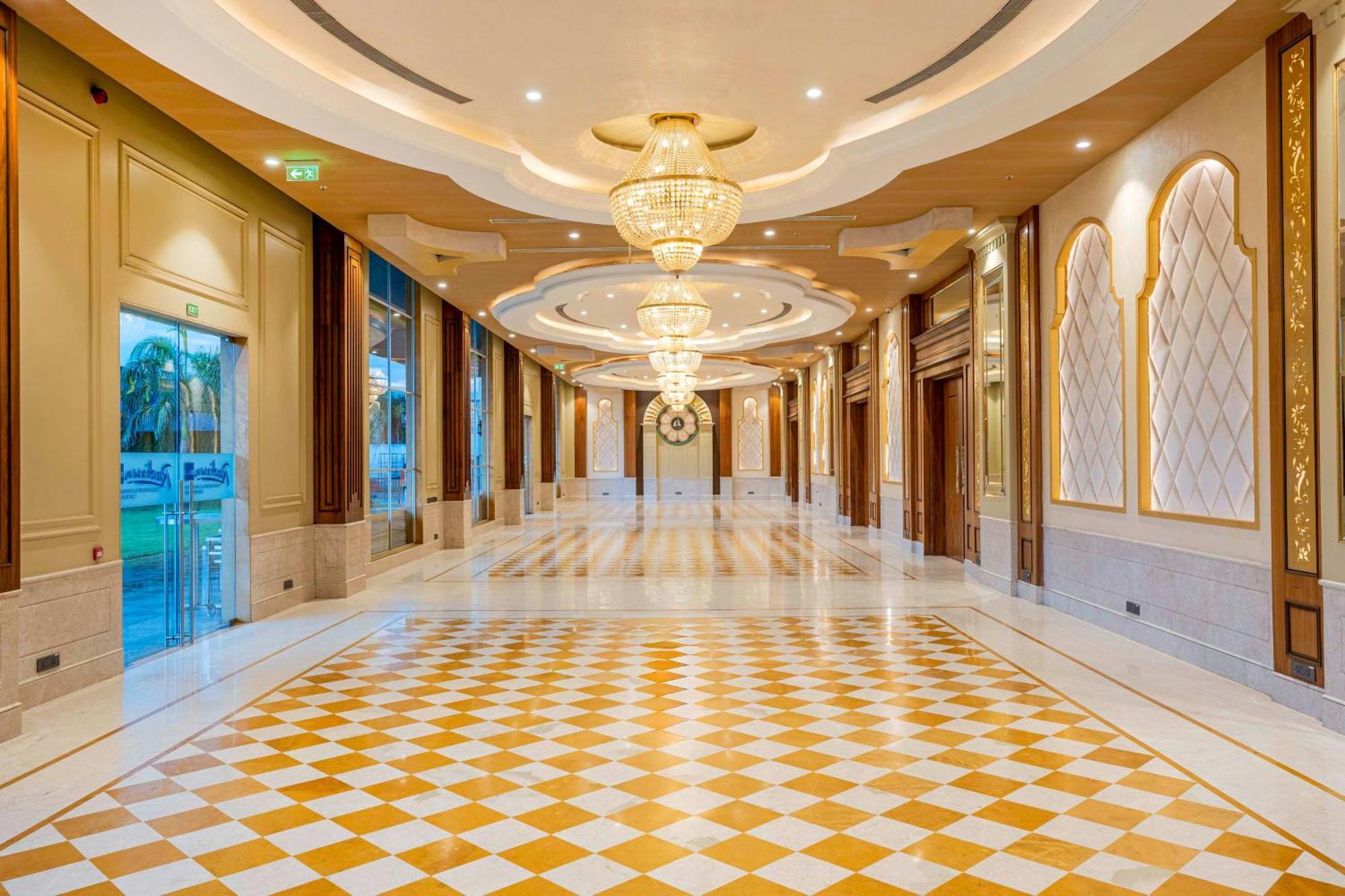 Radisson Blu Plaza Resort & Convention Centre Карджат Экстерьер фото The interior of the hotel