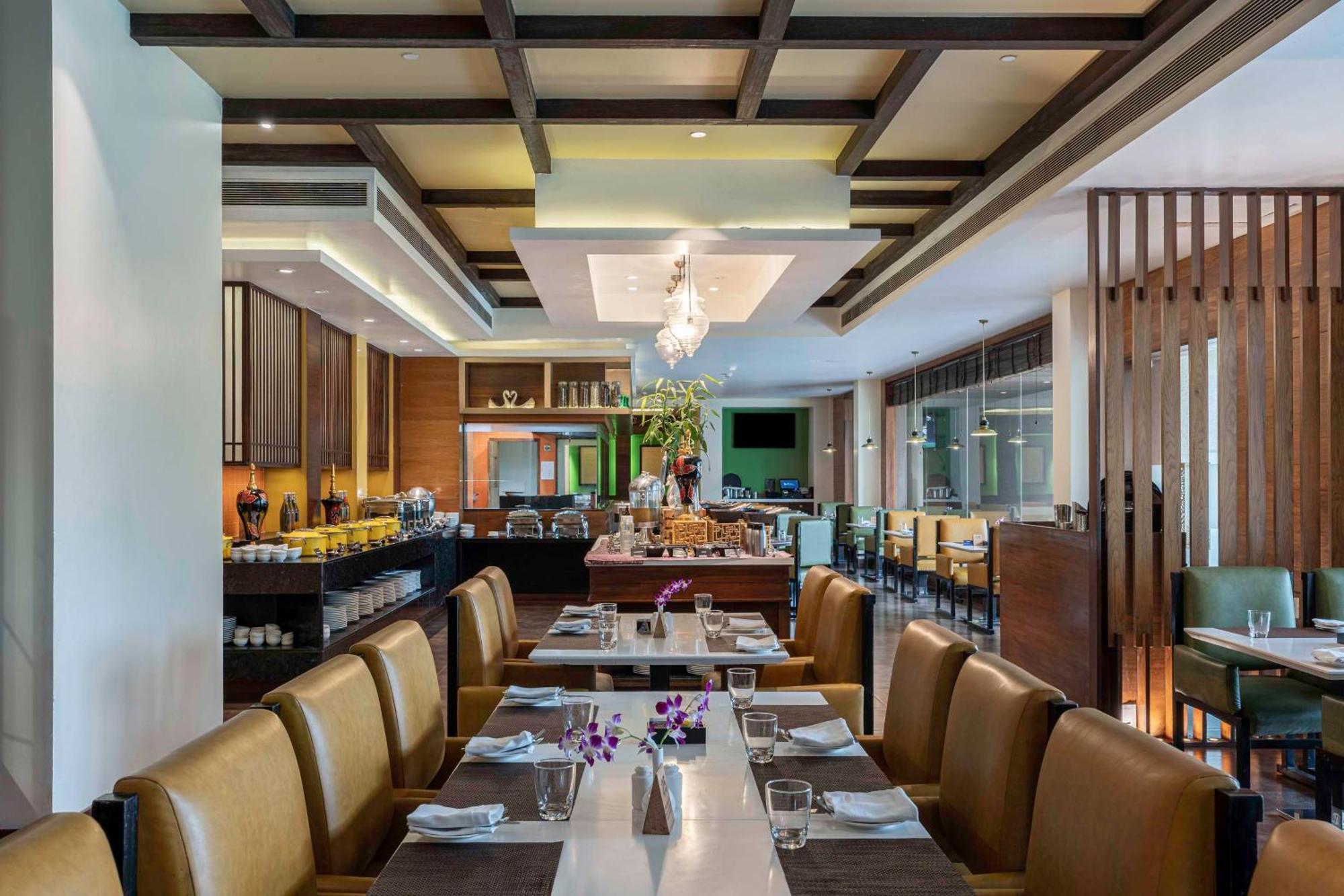 Radisson Blu Plaza Resort & Convention Centre Карджат Экстерьер фото The restaurant