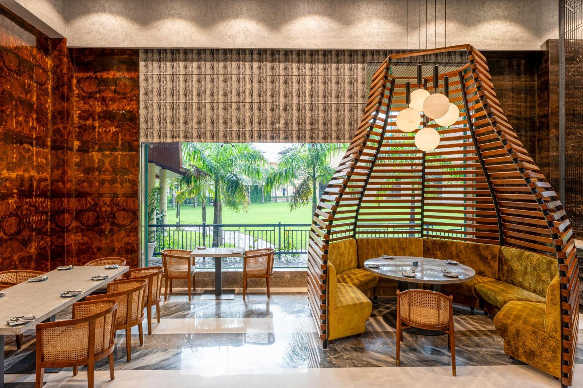 Radisson Blu Plaza Resort & Convention Centre Карджат Экстерьер фото The restaurant at the Taj Bengal