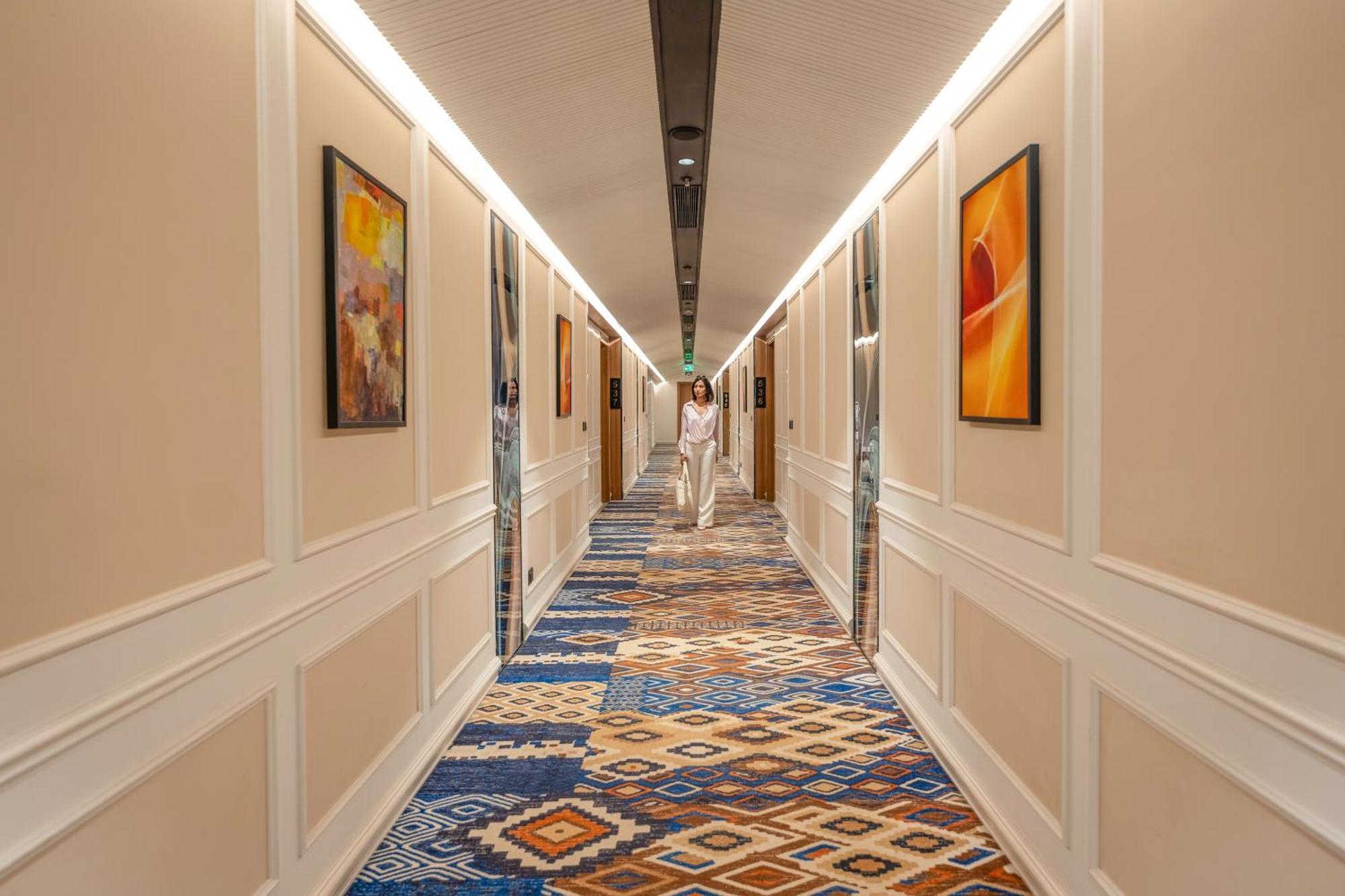 Radisson Blu Plaza Resort & Convention Centre Карджат Экстерьер фото A corridor at the hotel
